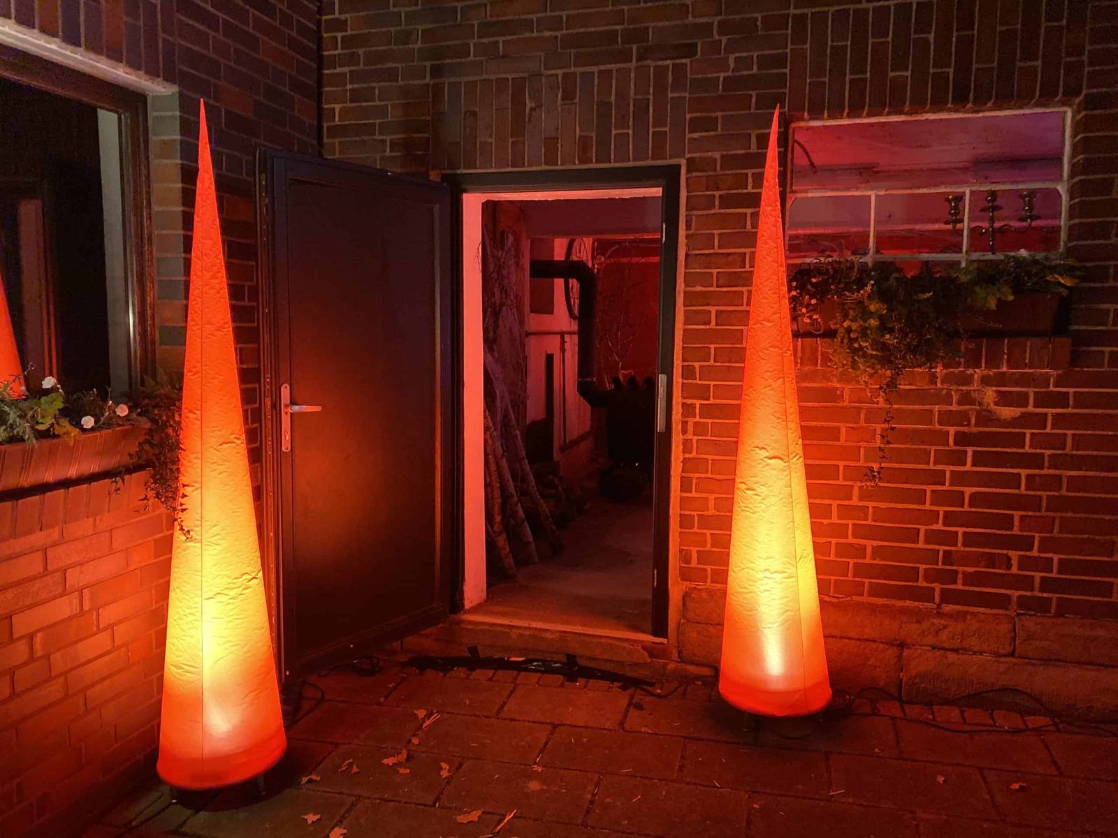 Leuchtende Aircones vor einem Eingang