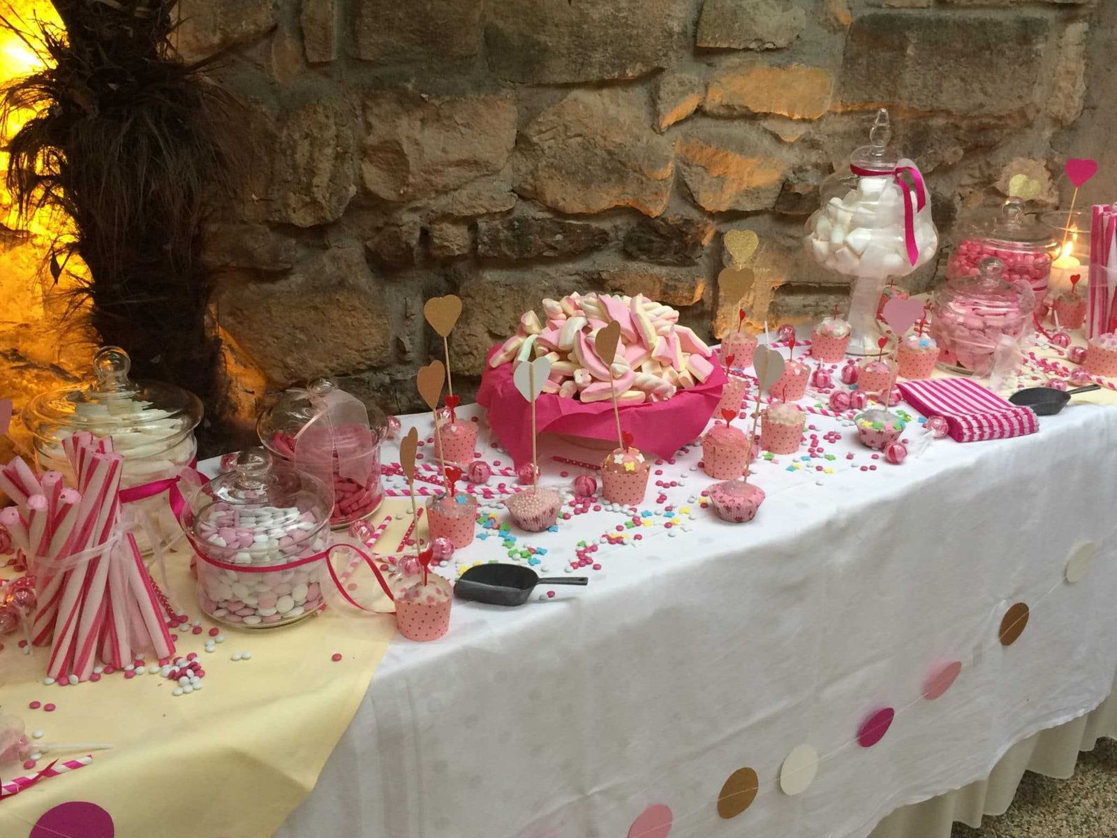 Candybar mit Süßigkeiten in Gläsern