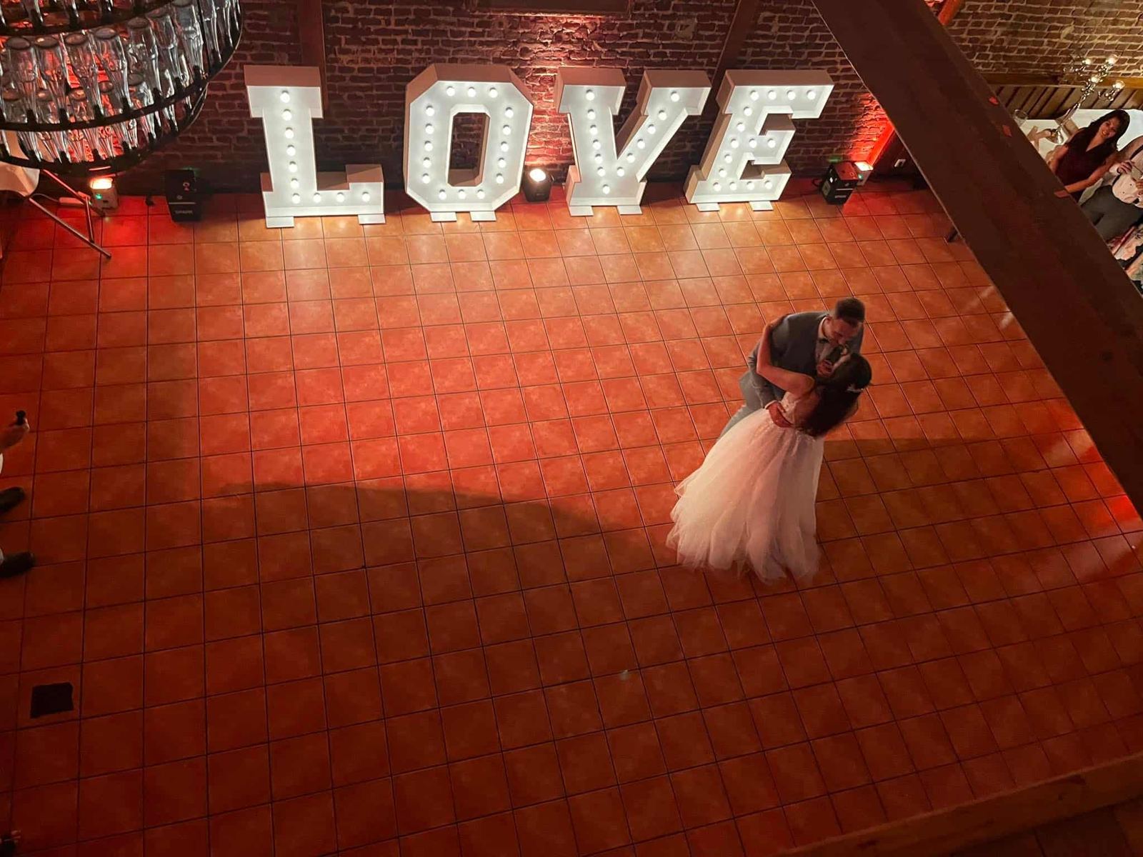 Eröffnungstanz vor beleuchteten LOVE-Buchstaben