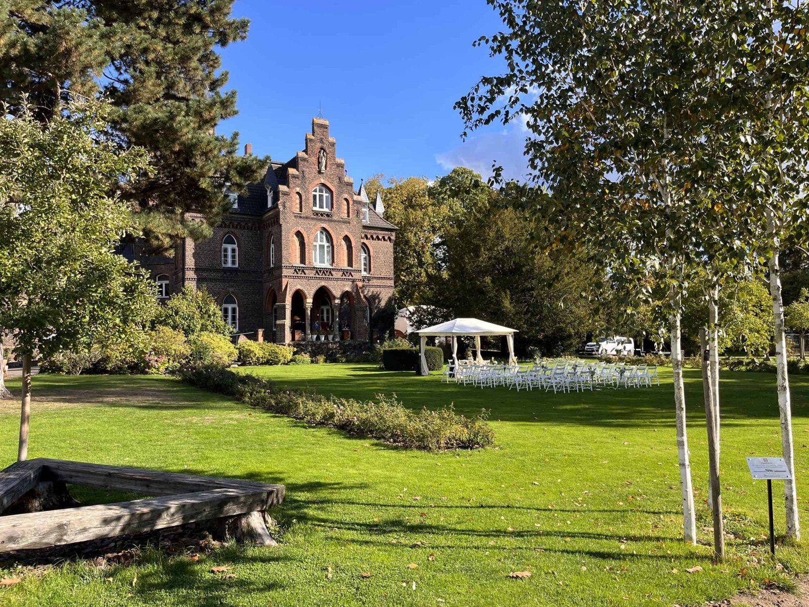Die Marienburg in Monheim am Rhein mit Park und Pavillon