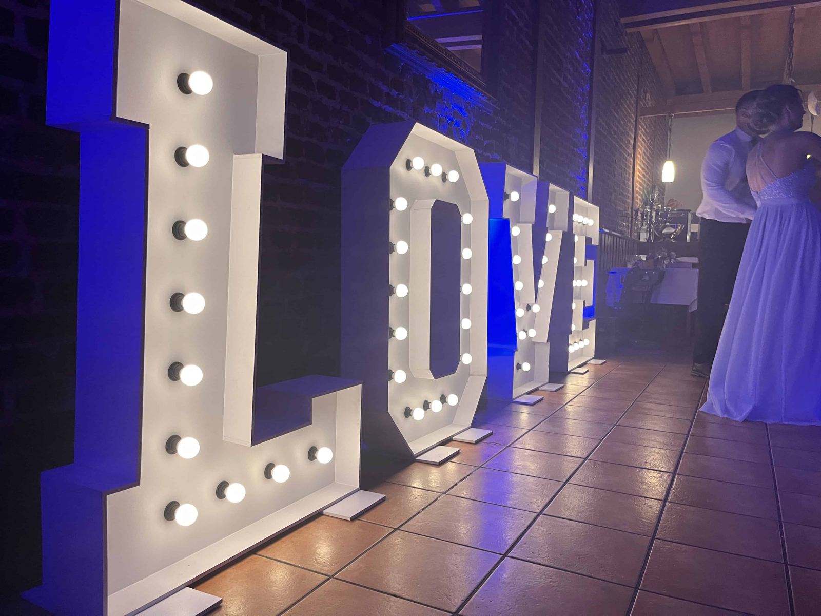 XXL LOVE-Buchstaben beleuchtet auf der Hochzeit