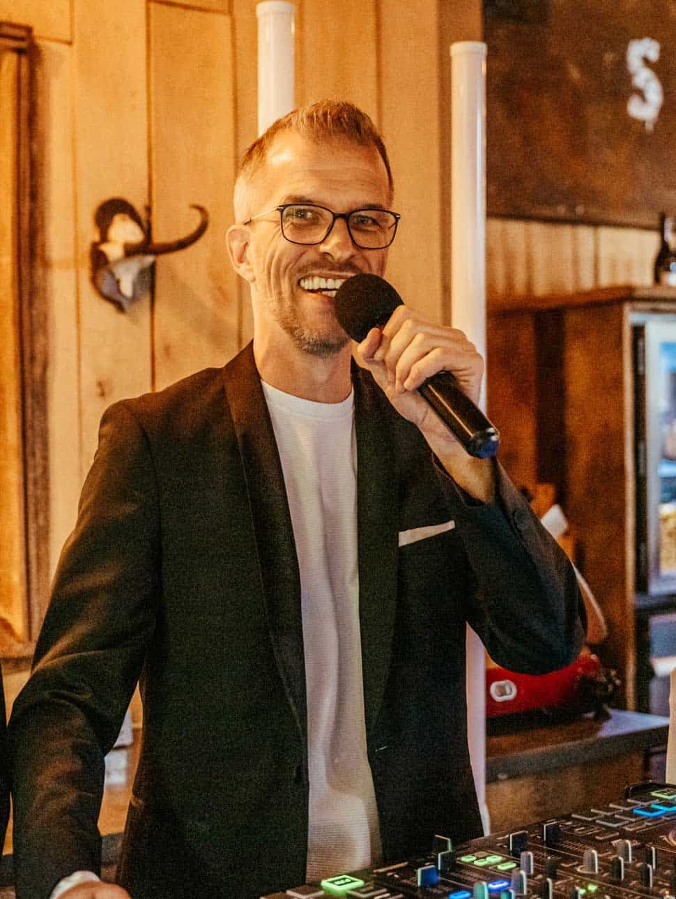 Markus moderiert mit dem Mikrofon in der Hand