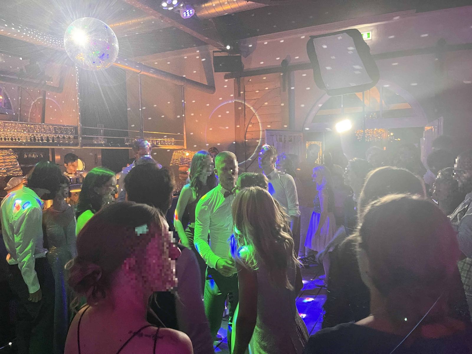 Discokugel über der Tanzfläche