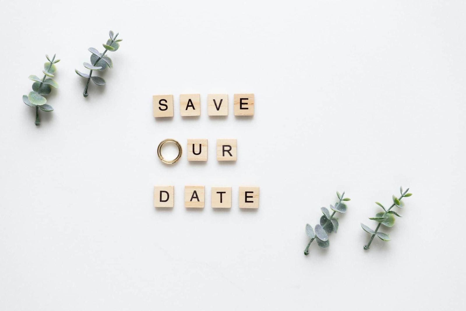 Holzbuchstaben „Save our Date“ mit Eukalyptuszweigen